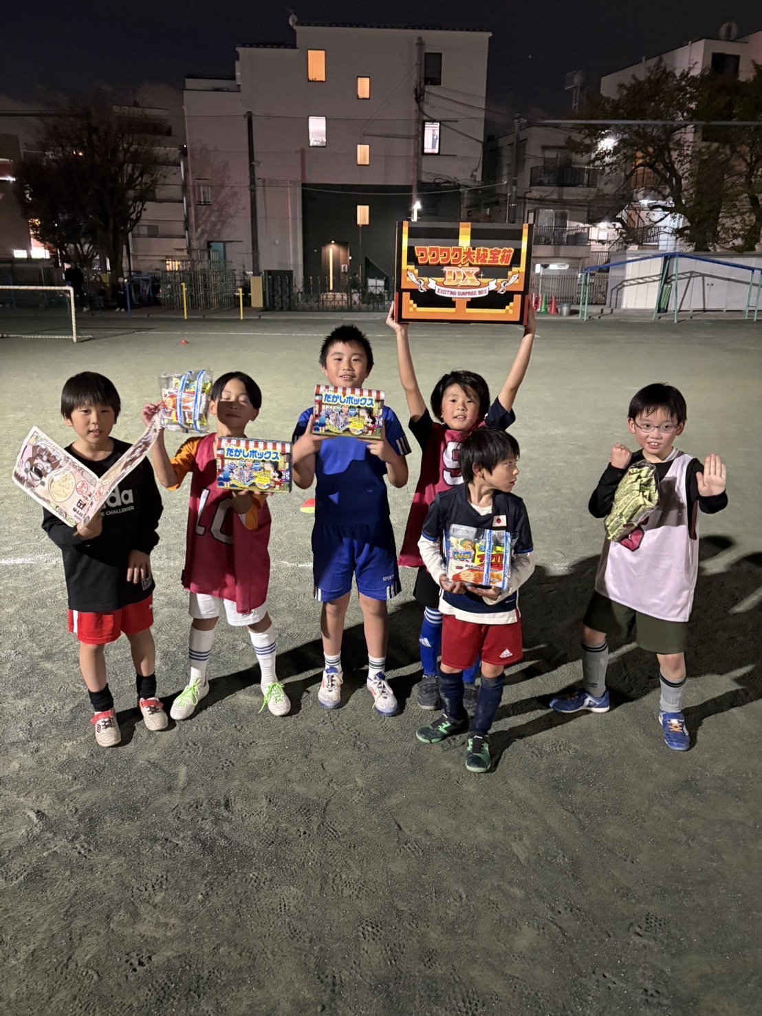 送別会で笑顔を見せるクラブメンバー