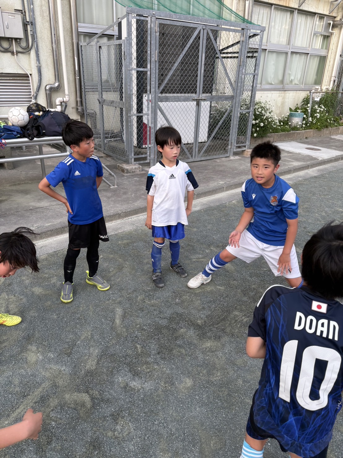 集合して挨拶をする子どもたち