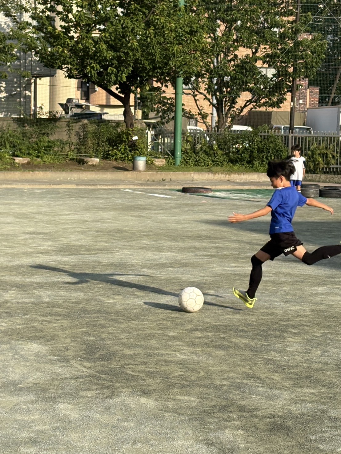 試合形式でゴールを狙う子どもたち