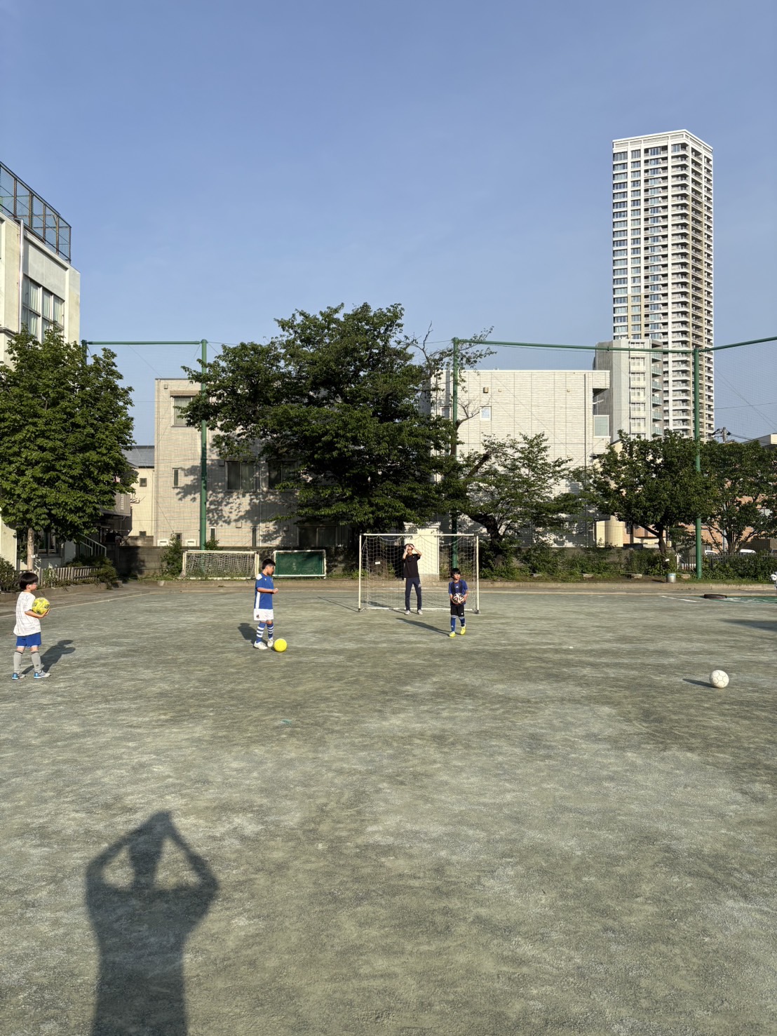 パスワークの連携を確認する選手たち